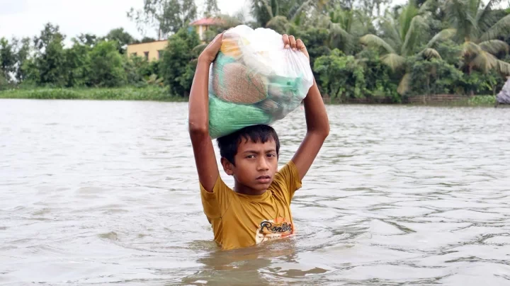 চকরিয়া কুতুবদিয়া বন্যা প্লাবিত কক্সবাজার,রোহিঙ্গাসহ নিহত ৩২, ক্ষতিগ্রস্ত ১৬১৩ বসতবাড়ি